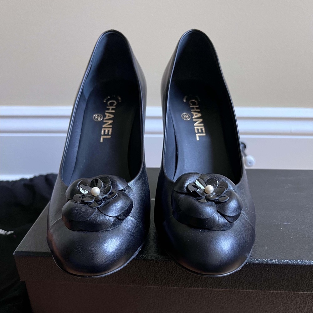 Like new Chanel pumps in black size 40